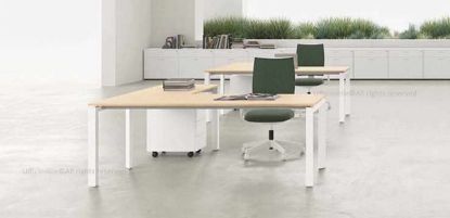 Scrivania da 180 x 180 cm con allungo, piani in conglomerato ligneo spessore 18 mm rivestiti in melaminico in diverse finiture, bordi ABS da 2 mm, gambe metalliche a forma di U rovesciata con traverso rettangolare e montanti triangolari, abbinata a cassettiera metallica su ruote a tre cassetti con serratura centralizzata, sistema antiribaltamento e due ruote con freno.