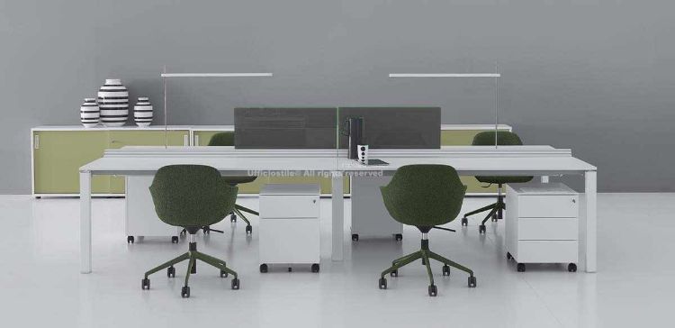 Bench operativo a 4 posti composto da quattro scrivanie contrapposte con binario centrale attrezzabile e doppio schermo frontale, completo di tre cassettiere metalliche su ruote a tre cassetti e una cassettiera metallica con classificatore, serratura centralizzata, sistema antiribaltamento, ruote in nylon con freno e finiture disponibili in bianco, alluminio o antracite.