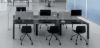 Bench operativo a 6 posti composto da 3 bench con binario centrale attrezzabile, sportelli apribili per ispezione cablaggi, sistema push-pull integrato, schermi frontali, carter per le gambe centrali passacavi e 3 bracci portamonitor, realizzato in MDF rivestito in melaminico nero opaco.