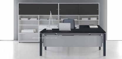 Scrivania angolare da 140 x 145 cm con piano in nobilitato melaminico, struttura metallica, allungo laterale da 80 x 65 cm e veletta di cortesia frontale, agganciata a due mobili contenitori a giorno predisposti per scrivania, con ante scorrevoli in melaminico colorato, bordi ABS alluminio e cassettiere interne in finitura bianco, alluminio o antracite.