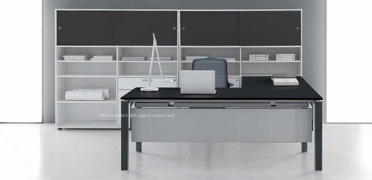 Scrivania angolare da 140 x 145 cm con piano in nobilitato melaminico, struttura metallica, allungo laterale da 80 x 65 cm e veletta di cortesia frontale, agganciata a due mobili contenitori a giorno predisposti per scrivania, con ante scorrevoli in melaminico colorato, bordi ABS alluminio e cassettiere interne in finitura bianco, alluminio o antracite.