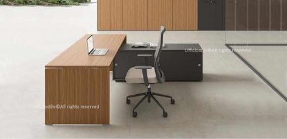 Scrivania pannellata da 180 x 80 cm con piani e gambe in conglomerato ligneo spessore 25 mm rivestito in melaminico, modesty panel collegato tramite distanziali in ABS grigio, piedini livellatori e mobile di servizio da 160 x 48 cm con scocca in melaminico, ante scorrevoli nero opaco, binari in alluminio, serratura a pulsante e piedini livellatori in ABS nero.