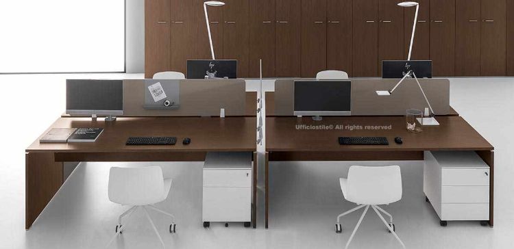 Postazione scrivania a quattro posti con gambe pannellate, dimensioni complessive 280 x 130 cm, completa di schermi frontali e laterali, due cassettiere metalliche su ruote con serrature, quattro bracci portamonitor singoli o doppi in pressofusione di alluminio e ABS, e accessorio portanotes magnetico appeso allo schermo frontale.