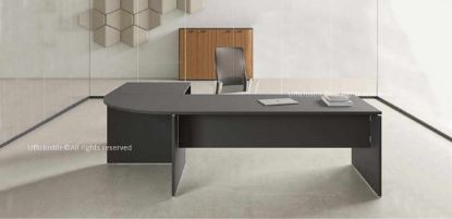 Scrivania angolare pannellata da 240 x 160 cm con piano e struttura in conglomerato ligneo rivestito in melaminico nero opaco, bordi perimetrali in ABS da 2 mm, raccordi fissati tramite distanziali sottopiano in ABS e contenitore medio h.127,5 da 180 x 45 cm con ante battenti in melaminico Noce Maroncelli, piedini livellatori, serratura a doppia leva e chiavi pieghevoli.