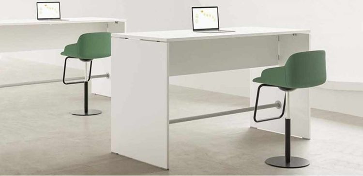 Tavolo Break h.107 da 160 x 80 cm, realizzato in conglomerato ligneo spessore 25 mm rivestito in melaminico, con piano, gambe e modesty panel collegati tramite distanziali in ABS grigio, tubo in acciaio satinato nella parte inferiore delle gambe e kit optional con distanziali e piedini in ABS disponibili in bianco, antracite, rosso fuoco e verde petrolio.
