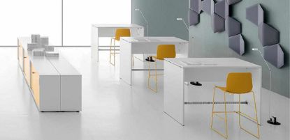 Esempio di arredo operativo composto da tre tavoli alti h.107 da 140 x 80 cm, con tubo in acciaio satinato nella parte inferiore delle gambe, abbinati a un mobile di servizio a sei moduli con ante scorrevoli monofacciali, serratura a pulsante, doppia chiave pieghevole, impugnatura in ABS grigio e piedini livellatori in ABS nero.