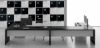 Doppia postazione angolare composta da due scrivanie con piano da 140 x 65 cm e allungo laterale da 80 x 65 cm, dimensioni complessive 280 x 145 cm, completa di cassettiera sospesa sottopiano a due cassetti con serratura e cassettiera metallica su ruote a tre cassetti con serratura; armadio con ante numerate h.189,6 visibile nell’immagine non incluso nel prezzo.