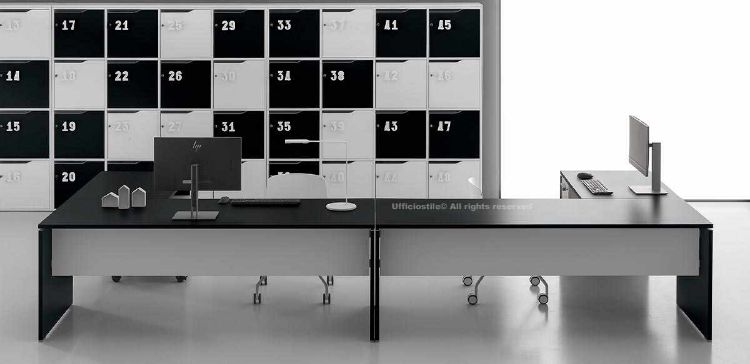 Doppia postazione angolare composta da due scrivanie con piano da 140 x 65 cm e allungo laterale da 80 x 65 cm, dimensioni complessive 280 x 145 cm, completa di cassettiera sospesa sottopiano a due cassetti con serratura e cassettiera metallica su ruote a tre cassetti con serratura; armadio con ante numerate h.189,6 visibile nell’immagine non incluso nel prezzo.
