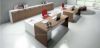 Esempio di arredo ufficio operativo Linea 405 per due utilizzatori, composto da scrivanie da 180 x 65 cm in melaminico tabacco, mobili di servizio bianchi con anta scorrevole, e libreria modulare alle spalle con dieci ante tabacco e scocca bianca, realizzata in conglomerato ligneo rivestito in nobilitato melaminico Classe E1.