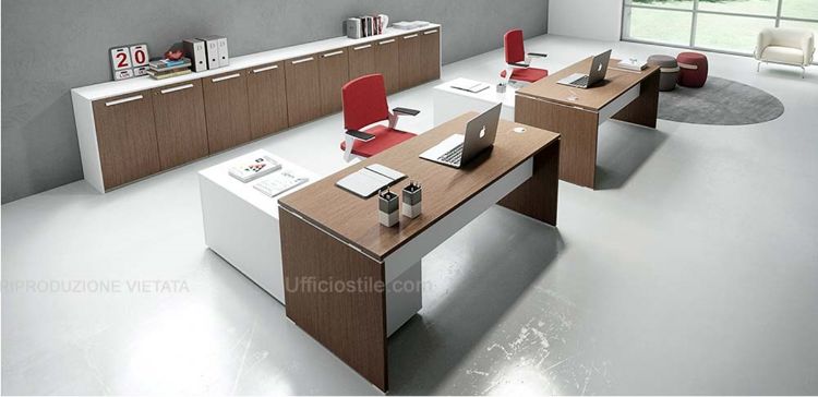 Esempio di arredo ufficio operativo Linea 405 per due utilizzatori, composto da scrivanie da 180 x 65 cm in melaminico tabacco, mobili di servizio bianchi con anta scorrevole, e libreria modulare alle spalle con dieci ante tabacco e scocca bianca, realizzata in conglomerato ligneo rivestito in nobilitato melaminico Classe E1.