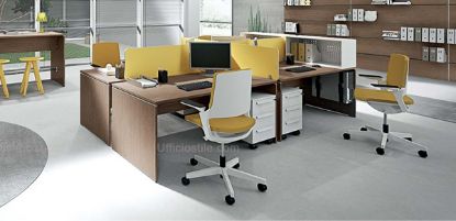 Postazione di lavoro operativa a quattro posti composta da quattro scrivanie contrapposte ma indipendenti, complete di gambe pannellate, schermi divisori frontali e laterali, mobile con vani a giorno posto sul piano e quattro cassettiere metalliche su ruote con tre cassetti e serratura; porta CPU visibile nell’immagine non incluso nel prezzo.