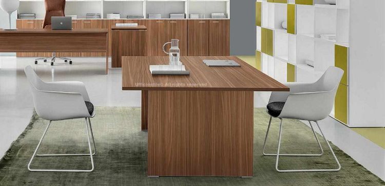 Tavolo riunioni da 200 x 100 cm con gambe pannellate e piedini livellatori in ABS grigio, realizzato in conglomerato ligneo spessore 25 mm rivestito in melaminico, disponibile anche nella versione con top access e modesty panel sagomato, prodotto Made in Italy con certificazioni FSC® e GREENGUARD®.