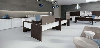 Composizione arredo Ufficiostile 405 per ufficio operativo e ricezione clienti, con scrivanie in finitura rovere moro, velette bianche opache, moduli libreria bassi in bianco laccato lucido e boiserie di fondo bianca opaca con ante scorrevoli in rovere moro a contrasto, realizzata in conglomerato ligneo rivestito in nobilitato melaminico Classe E1.
