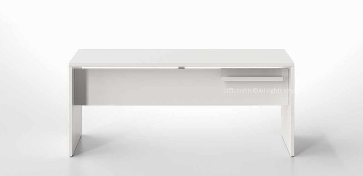 Scrivania con gambe pannellate da 160 x 80 cm composta da piano, gambe e gonna in truciolare nobilitato con resine melaminiche antiriflesso, piano e gambe spessore 28 mm bordati in ABS, gonna alta 300 mm collegata con staffa metallica per passaggio cavi e piedini regolabili in plastica.