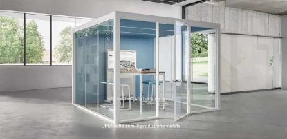 Cabina acustica multimedia room-in-room 3 x 3 metri con struttura portante in alluminio anodizzato, pareti vetrate su tre lati in vetro stratificato acustico, parete interna in tessuto fonoassorbente, soffitto chiuso con ventilazione integrata, illuminazione LED con sensore di presenza e isolamento acustico fino a 36 dB, ideale per riunioni informali, brainstorming e incontri one-to-one in open space.