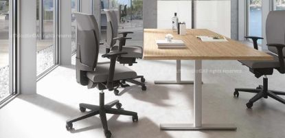Scrivania operativa da 180 x 80 cm con piano in truciolare spessore 28 mm nobilitato con resine melaminiche antiriflesso, gamba metallica verniciata con polveri epossidiche composta da fusto verticale 60 x 60 mm saldato a basamento 70 x 20 mm, piedini regolabili e altezza da terra 75 cm.