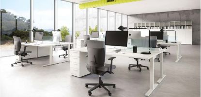 Composizione bench operativo con doppia postazione di lavoro composta da due scrivanie contrapposte con gambe metalliche a T rovesciata, schermo divisorio in vetro acidato e due cassettiere terminali portanti a quattro cassetti complete di top, con ingombro complessivo 180 x 165 cm.