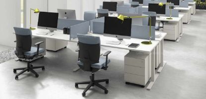 Composizione ufficio operativo a quattro posti con due doppie postazioni contrapposte, scrivanie con gambe metalliche a T, due terminali e una intermedia, schermi divisori rivestiti in tessuto e quattro cassettiere a tre cassetti da 42 x 53,3 cm, realizzata in truciolare nobilitato melaminico antiriflesso bordato in ABS.