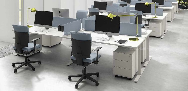 Composizione ufficio operativo a quattro posti con due doppie postazioni contrapposte, scrivanie con gambe metalliche a T, due terminali e una intermedia, schermi divisori rivestiti in tessuto e quattro cassettiere a tre cassetti da 42 x 53,3 cm, realizzata in truciolare nobilitato melaminico antiriflesso bordato in ABS.
