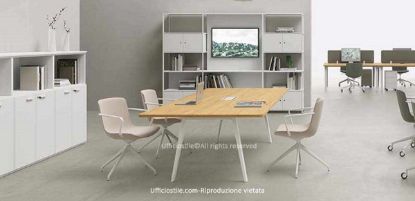 Tavolo riunioni rettangolare da 240 x 120 cm con struttura tipo scrivania in metallo inclinato, piano in conglomerato ligneo spessore 25 mm rivestito in melaminico, top access integrato e vaschetta portacavi per la gestione ordinata dei cablaggi.