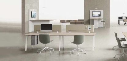 Postazione operativa in linea con due scrivanie da 280 x 65 cm, piani in conglomerato ligneo spessore 25 mm rivestiti in melaminico, gambe a cavalletto in metallo disponibili in bianco semilucido, alluminio goffrato o antracite semilucido, frontal panel fonoassorbenti in fibra di poliestere e tessuto esterno, e porta CPU sospeso con cinghie fissate alle travi della scrivania.