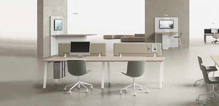 Postazione operativa in linea con due scrivanie da 280 x 65 cm, piani in conglomerato ligneo spessore 25 mm rivestiti in melaminico, gambe a cavalletto in metallo disponibili in bianco semilucido, alluminio goffrato o antracite semilucido, frontal panel fonoassorbenti in fibra di poliestere e tessuto esterno, e porta CPU sospeso con cinghie fissate alle travi della scrivania.