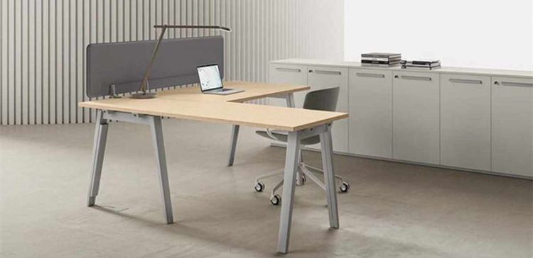 Scrivania angolare da 160 x 180 cm composta da piano principale 160 x 80 cm e allungo laterale 100 x 65 cm, proposta in finitura rovere chiaro, con piani in conglomerato ligneo spessore 25 mm rivestiti in melaminico, bordi perimetrali in ABS da 2 mm e frontal panel rivestito in tessuto fonoassorbente.