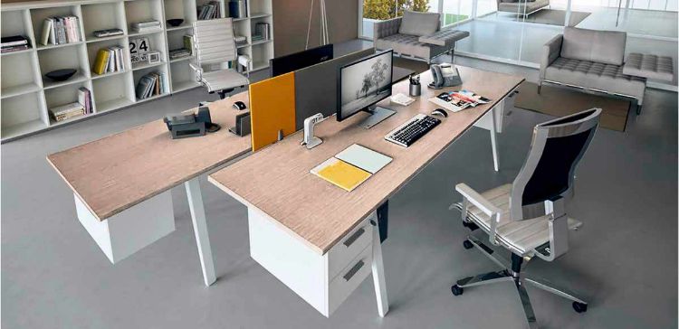 Postazione operativa composta da due scrivanie da 240 x 120 cm con piano in melaminico e struttura metallica, schermo frontale divisorio bicolore da 99 x 39 cm e tre cassettiere sospese sottopiano con due cassetti, guide metalliche soft-closing e serratura con doppia chiave pieghevole.