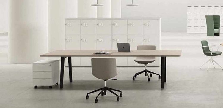 Tavolo scrivania da 200 x 120 cm con piani in conglomerato ligneo spessore 25 mm rivestiti in melaminico in diverse finiture, bordi perimetrali in ABS da 2 mm e cassettiera in melaminico bianco a tre cassetti con guide metalliche soft-closing e serratura con doppia chiave pieghevole.