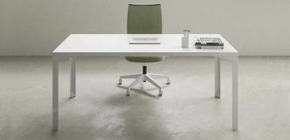 Scrivania da 160 x 65 cm con piano in conglomerato ligneo spessore 38 mm rivestito in melaminico bianco, struttura a ponte con gambe in lamiera piegata spessore 3 mm disponibili in diverse finiture, piastre saldate per fissaggio al piano e al piedino, piedino livellatore nero e tappo di copertura in ABS bianco o antracite.