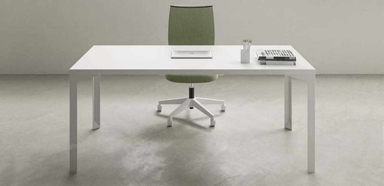 Scrivania da 160 x 65 cm con piano in conglomerato ligneo spessore 38 mm rivestito in melaminico bianco, struttura a ponte con gambe in lamiera piegata spessore 3 mm disponibili in diverse finiture, piastre saldate per fissaggio al piano e al piedino, piedino livellatore nero e tappo di copertura in ABS bianco o antracite.