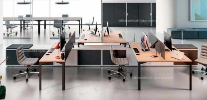 Composizione ufficio operativa con due postazioni di lavoro bench e una scrivania singola da 160 cm agganciate a quattro mobili bassi portanti con ante scorrevoli, completata da tre frontal panel in melaminico e realizzata con elementi in conglomerato ligneo spessore 38 mm rivestito in melaminico.