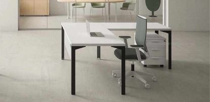 Scrivania da 180 x 80 cm con piano in conglomerato ligneo spessore 38 mm rivestito in melaminico bianco, bordi ABS da 2 mm, gambe in lamiera piegata disponibili in diverse finiture, piedino livellatore con tappo di copertura, modesty panel e cassettiera in melaminico bianco con guide metalliche soft-closing e serratura con doppia chiave pieghevole.