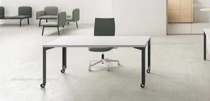 Scrivania da 160 x 80 cm con piano di lavoro in conglomerato ligneo spessore 38 mm rivestito in melaminico bianco, bordi perimetrali in ABS da 2 mm, gambe in lamiera piegata spessore 3 mm e ruote in nylon nero diametro 70 mm dotate di freno.