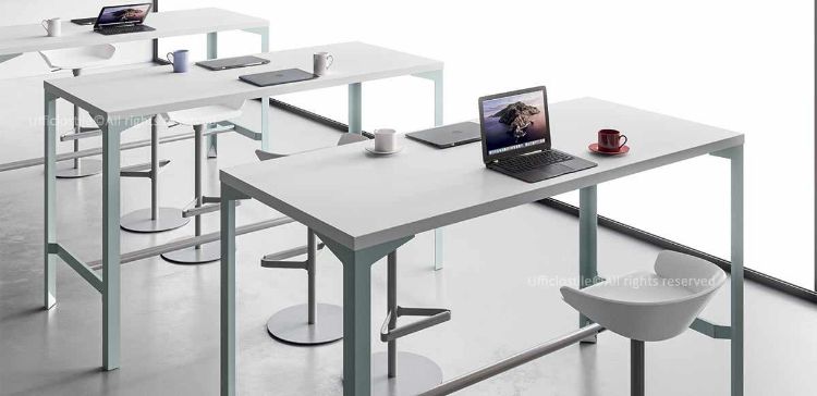 Tavolo scrivania alto 107 cm con piano da 180 x 65 cm in conglomerato ligneo spessore 38 mm rivestito in melaminico bianco, bordi perimetrali in ABS da 2 mm, gambe in lamiera piegata spessore 3 mm disponibili in diverse finiture, piastre saldate per fissaggio al piano e al piedino, piedino livellatore nero con tappo di copertura in ABS.