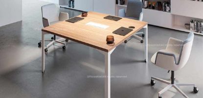 Tavolo riunioni quadrato da 140 x 140 x 75,5 cm con piano di lavoro spessore 38 mm realizzato in conglomerato ligneo rivestito in melaminico nelle finiture bianco, noce “Maroncelli” o rovere chiaro, con bordi perimetrali in ABS spessore 2 mm.