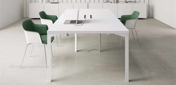Tavolo riunioni da 240 x 120 cm con piano in conglomerato ligneo spessore 38 mm rivestito in melaminico bianco, bordi perimetrali in ABS da 2 mm, gambe in lamiera piegata disponibili in diverse finiture, piedini livellatori con tappo di copertura e top access con sportello apribile per facilitare la salita dei cavi.