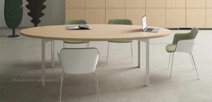 Tavolo riunioni da 250 x 125 x 75,5 cm con piano di lavoro spessore 38 mm realizzato in conglomerato ligneo rivestito in melaminico nelle finiture bianco, noce “Maroncelli” o rovere chiaro, con bordi perimetrali in ABS spessore 2 mm.