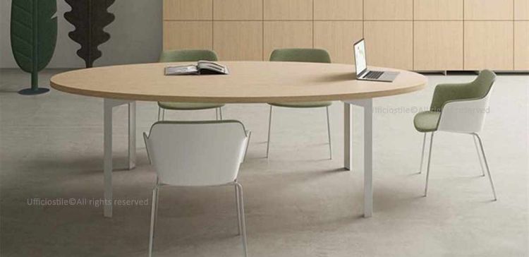 Tavolo riunioni da 250 x 125 x 75,5 cm con piano di lavoro spessore 38 mm realizzato in conglomerato ligneo rivestito in melaminico nelle finiture bianco, noce “Maroncelli” o rovere chiaro, con bordi perimetrali in ABS spessore 2 mm.
