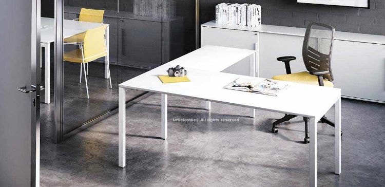 Scrivania angolare con allungo da 160 x 160 cm, con piano in truciolare ecologico spessore 18 mm rivestito in melaminico antiriflesso e bordato in ABS, struttura a ponte in acciaio a sezione quadrata verniciato a polveri, finiture disponibili rovere chiaro, grigio chiaro, Noce Maroncelli, Terra d’Ombra e bianco, prodotta Made in Italy.