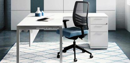 Scrivania con allungo da 160 x 160 cm con piano in truciolare spessore 18 mm nobilitato con resine melaminiche antiriflesso e bordato in ABS, inserti filettati per aggancio a struttura e schermi, struttura a ponte in tubo d’acciaio a sezione quadrata 45 x 45 mm tagliato laser, piegato e saldato, e gonna di cortesia in truciolare melaminico.