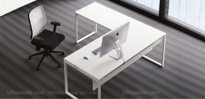 Scrivania angolare con gambe ad anello in metallo, composta da piano di lavoro da 140 x 80 cm, allungo laterale da 80 x 60 cm e modesty panel da 120 cm, con piano in truciolare spessore 18 mm rivestito in resine melaminiche antiriflesso, materiali certificati FSC® e CAM, dimensioni complessive 140 x 160 cm.