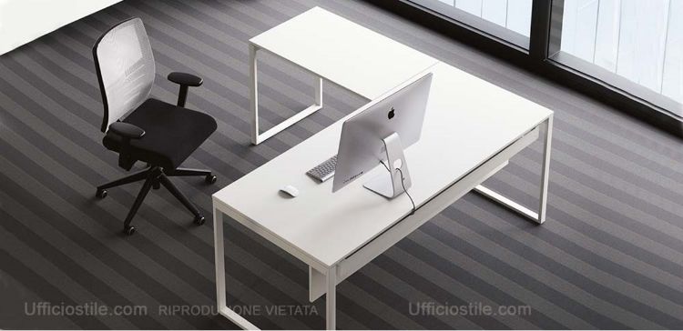 Scrivania angolare con gambe ad anello in metallo, composta da piano di lavoro da 140 x 80 cm, allungo laterale da 80 x 60 cm e modesty panel da 120 cm, con piano in truciolare spessore 18 mm rivestito in resine melaminiche antiriflesso, materiali certificati FSC® e CAM, dimensioni complessive 140 x 160 cm.
