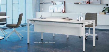 Scrivania con allungo da 180 x 160 cm completa di veletta di cortesia, con piano in truciolare spessore 18 mm nobilitato con resine melaminiche antiriflesso e bordato in ABS, struttura a ponte in tubo d’acciaio a sezione quadrata 45 x 45 mm tagliato laser, piegato e saldato, altezza standard del piano di lavoro 74 cm.