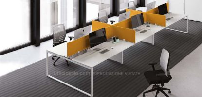 Bench operativo a sei postazioni composto da sei piani lavoro da 140 x 80 cm, struttura in metallo con gambe ad anello, gambe centrali con carter da 80 cm, cinque schermi frontali e laterali rivestiti in tessuto ignifugo, binari centrali in alluminio e vasca di elettrificazione sottopiano, dimensioni complessive 420 x 165 cm.