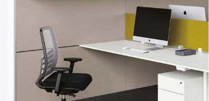Sistema workwall Ufficiostile 700 con pannelli modulari in truciolare melaminico spessore 18 mm, disponibili nelle finiture della linea, predisposti per fissaggio a pareti in laterizio e pensati per agganciare direttamente scrivanie operative e pensili alle pareti, creando un rivestimento murale componibile in diverse altezze.