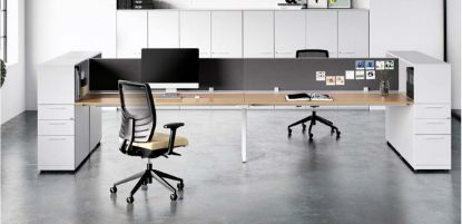 Bench operativo a quattro posti composto da quattro piani scrivania da 160 x 80 cm con gamba centrale rientrata e carter per il passaggio dei cavi, quattro mobili portanti laterali con vani a giorno e cassettiere a tre cassetti con classificatore, completato da quattro schermi divisori rivestiti in tessuto ignifugo.