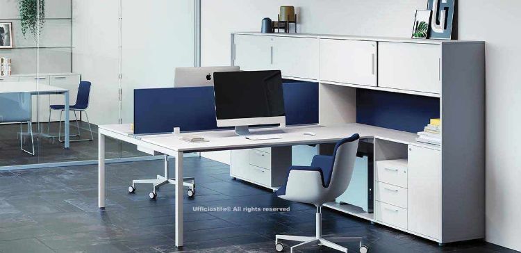 Doppia postazione operativa composta da bench a due posti con due piani scrivania in melaminico da 160 x 60 cm, schermo divisorio rivestito in tessuto e doppio armadio portante con anta battente, due ante scorrevoli, cassettiera a tre cassetti e schiena rivestita in tessuto, dimensioni complessive 202 x 330 cm