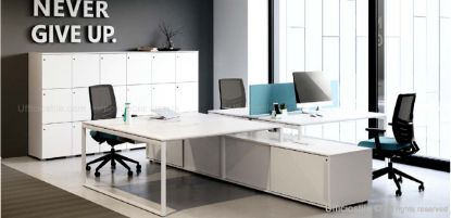 Composizione tipo per ufficio operativo a quattro posti composta da due bench con piani di lavoro affiancati, mobile di servizio portante centrale con quattro ante scorrevoli e schermo divisorio frontale, realizzata in truciolare melaminico antiriflesso bordato in ABS, con materiali certificati FSC®, pannello ecologico LEB e conformità CAM.