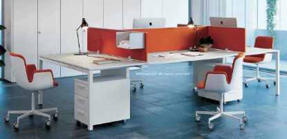 Bench a quattro scrivanie contrapposte con piani in truciolare spessore 18 mm nobilitato con resine melaminiche antiriflesso, bordato in ABS, schermi rivestiti in tessuto e due cassettiere su ruote realizzate in truciolare melaminico, dotate di sistema antiribaltamento, quinta ruota per versione con classificatore e dimensioni complessive 260 x 125 cm.
